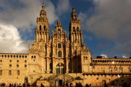 W tym roku do katedry w Santiago de Compostela dotarło niemal pół miliona pielgrzymów pokonujących różne drogi Camino. /fot. Mieczysław Pawłowicz